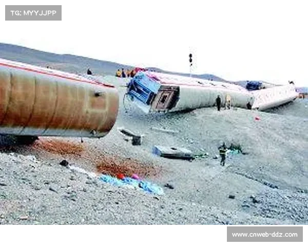 法兰克福主场球迷抗议球队出局，比赛一度中断